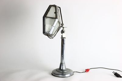 une lampe fixée au sommet d'un poteau métallique