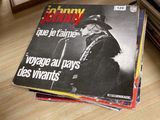 une pile de magazines posée sur une table à côté d'une lampe