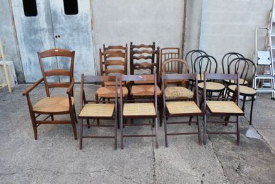 beaucoup de chaises et une table dans une pièce