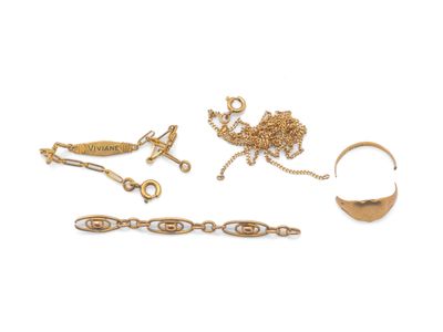une photo d'une collection de bijoux en or comprenant une bague, une chaîne et un bracelet