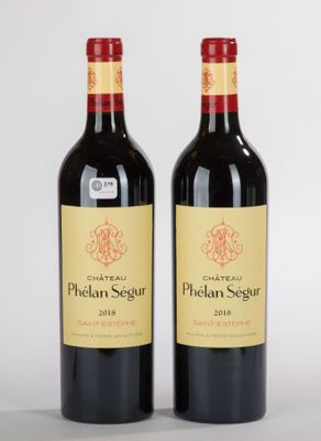 deux bouteilles de vin rouge posées l'une à côté de l'autre sur une table