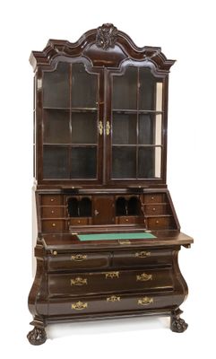 une photo d'un bureau en bois avec une porte vitrée
