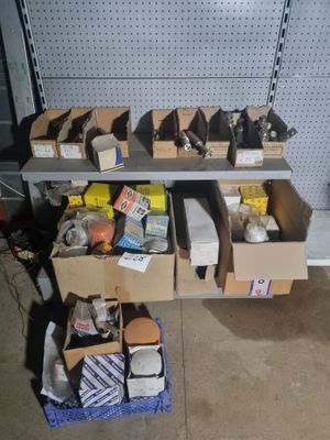 de nombreuses caisses de marchandises sur les rayons du magasin