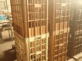 de nombreuses caisses en bois empilées sur une palette dans un entrepôt