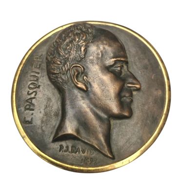 Gros plan sur une pièce de monnaie portant le visage d'un homme