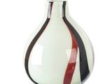 un vase blanc orné d'une rayure noire et rouge