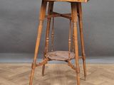 l'image d'une table en bois surmontée d'une étagère