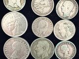 six types différents de pièces d'argent posées sur un fond noir, accompagnées d'une étiquette de prix