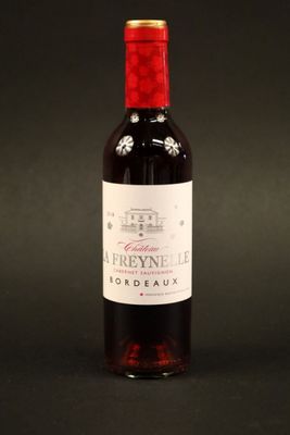 une bouteille de vin posée sur une table