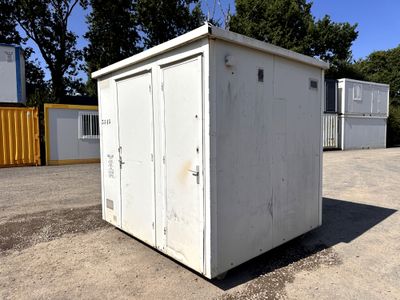 des toilettes portables blanches installées au milieu d'un parking