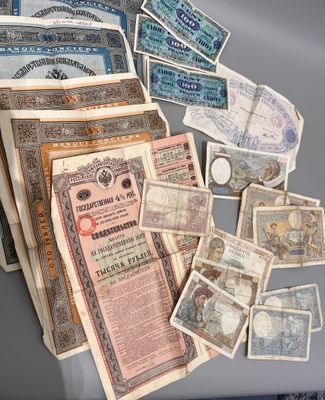 quelques vieux billets de banque sont posés sur une table