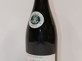 une bouteille de vin posée sur une table
