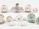 de nombreuses assiettes et bols ornés de motifs variés