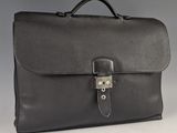 porte-documents en cuir noir muni d'un fermoir métallique sur le devant