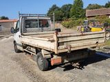 un camion blanc garé sur le bord de la route