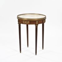 Table bouillote en acajou et placage d'acajou ceinture compa…