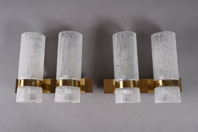 trois appliques en laiton et verre dépoli fixées au mur