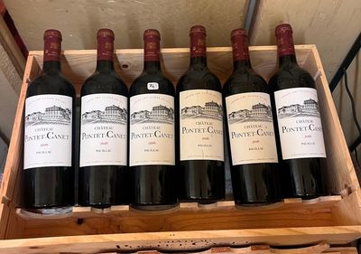 six bouteilles de vin rouge dans une caisse en bois sur une table