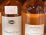 plusieurs bouteilles de vin sont alignées sur une étagère