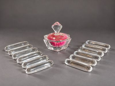 six flacons de parfum en verre transparent avec un bouchon rose dépoli
