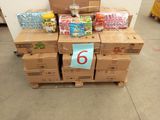 une pile de cartons sur laquelle est posé un numéro 6