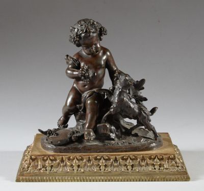 statue en bronze représentant un garçon avec un chien et un chat