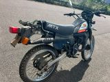 une moto garée sur le côté de la route