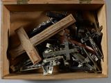 une boîte en bois remplie d'objets divers en métal et en bois