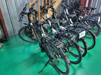beaucoup de vélos alignés dans une pièce