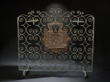 un vieux pare-feu en fer forgé orné d'un motif décoratif sur le dessus