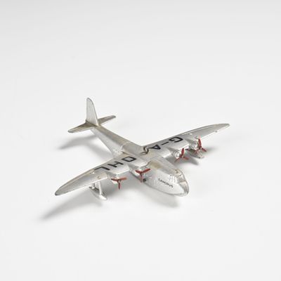 un avion jouet posé sur une surface blanche