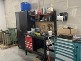un garage rempli d'outils