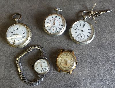 plusieurs types de montres de poche sont exposés sur une table