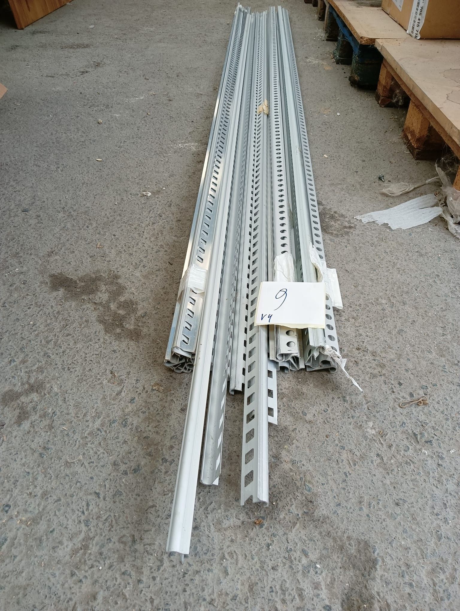 Lot de 27 profilés perforés en aluminium, longueur 2,50 m pi…