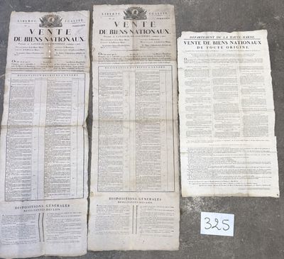 trois journaux sont posés par terre à côté d'une feuille de papier