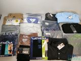 de nombreux types de vêtements différents posés sur une table