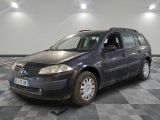 la photo d'une voiture garée dans un garage