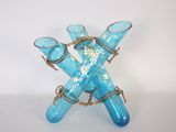 quatre vases en verre bleu empilés les uns sur les autres