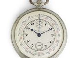 gros plan d'une montre de poche sur une surface blanche