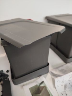 deux boîtes grises posées sur une table