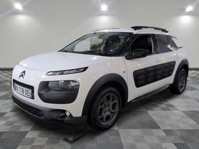 la citrole blanche est garée dans le garage sur un sol en damier