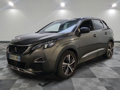une voiture grise est garée dans une pièce au sol à carreaux