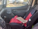 un siège auto à l'arrière d'un véhicule, avec un sac à l'intérieur