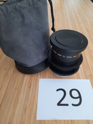 un objectif d'appareil photo et un sac posés sur une table