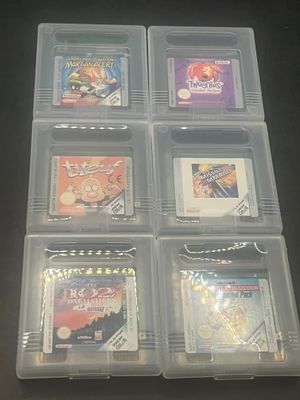 six cartouches de jeux Nintendo dans un étui en plastique
