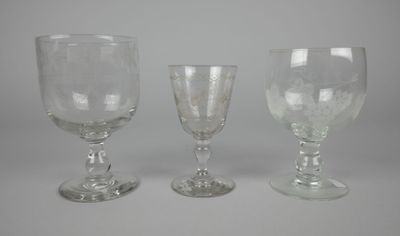 trois verres à vin vides posés les uns à côté des autres sur une table