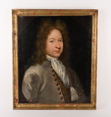 portrait d'un jeune homme vêtu d'un manteau gris et d'une chemise blanche