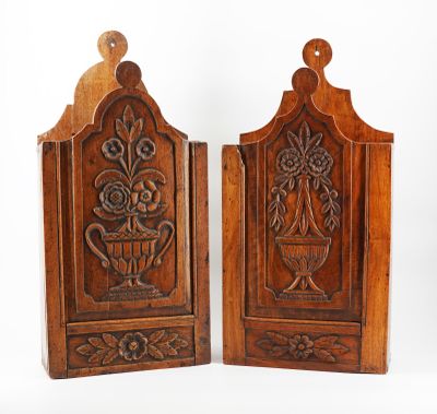 paire de serre-livres anciens en bois sculpté, ornés de fleurs et de feuilles