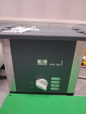 une image représentant une machine posée sur un tapis vert