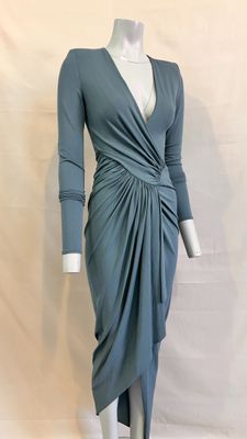 Le mannequin porte une robe grise à manches longues.